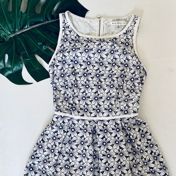 Max Studio Dresses & Skirts - 💙👗 Max Studio sleeveless eyelet dress